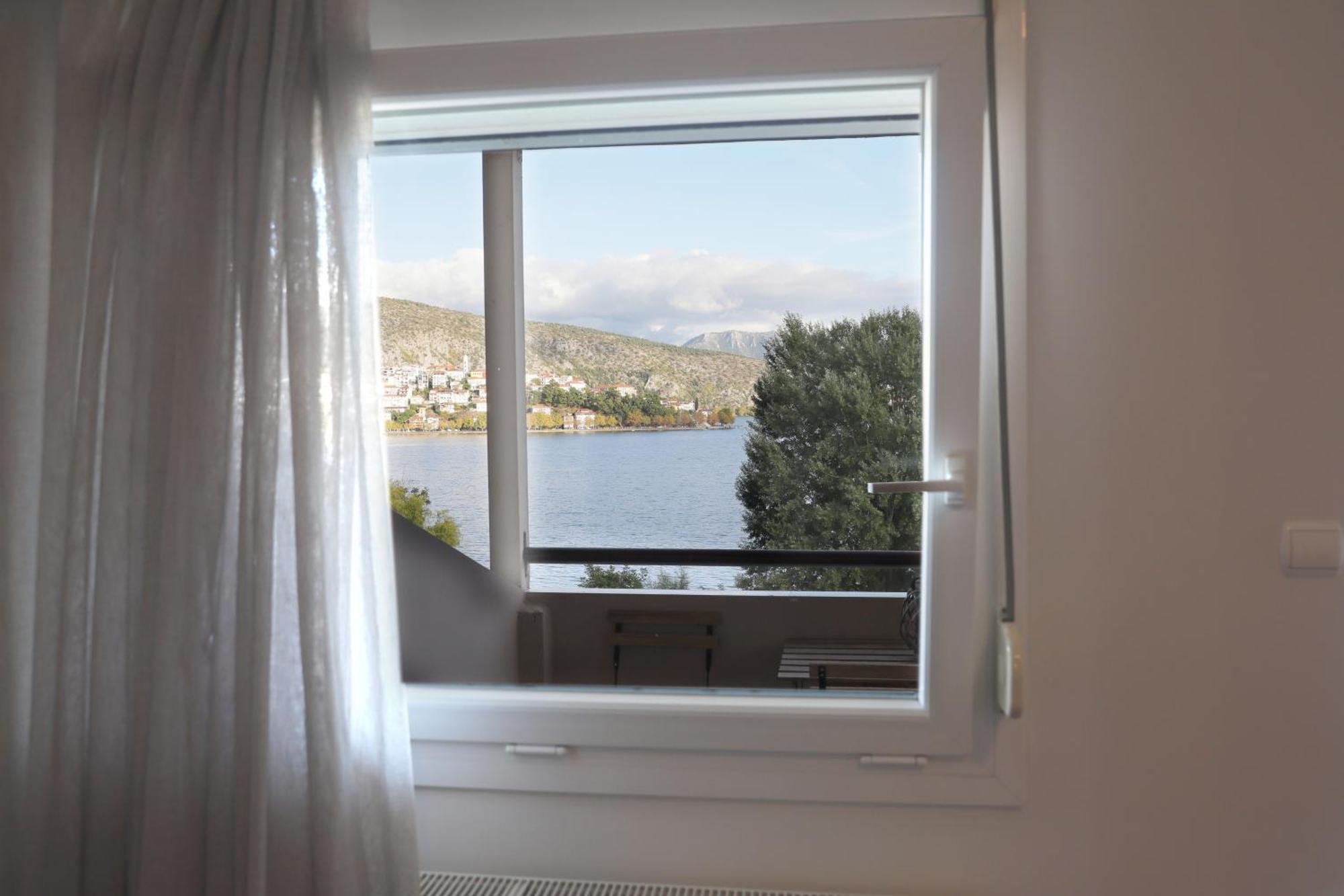 Swan Lake Front Apartment Kastoria Eksteriør billede
